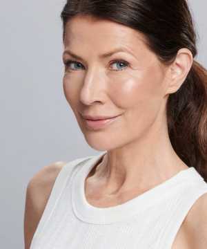 Pudră minerală iluminatoare Colorescience Sunforgettable® Glow Sunscreen Brush SPF 50